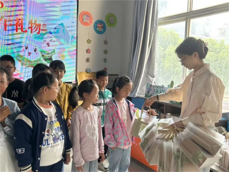 1748316587348764.jpg 江苏江阴璜土镇:童阅端午 绿书签绘就成长梦779.jpg