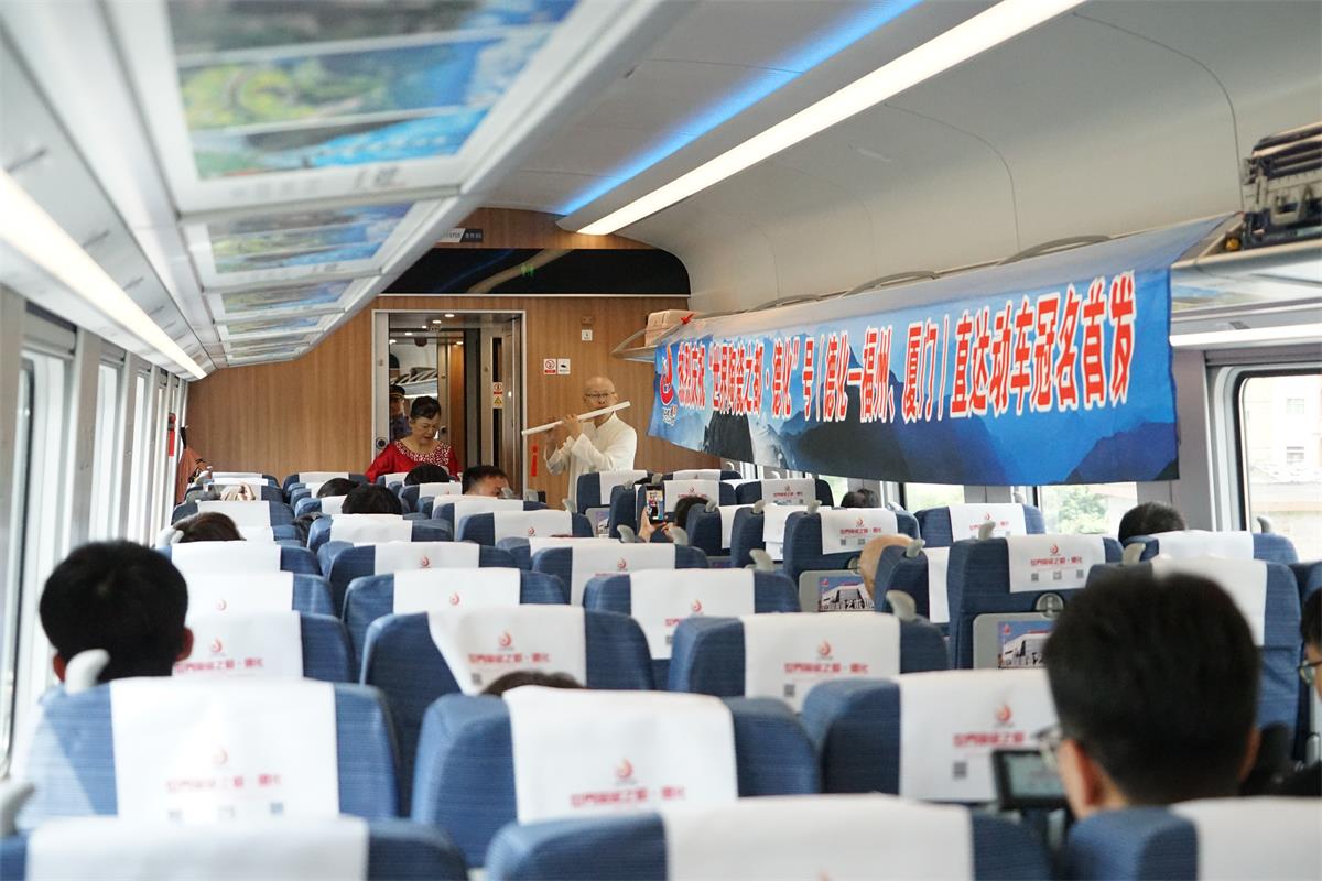 1751353004721078.jpg 德化至福州直达列车上举行表演 姚逸 摄.JPG