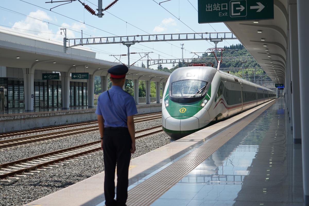 1751352978679142.jpg 工作人员正在立岗接车 姚逸 摄.JPG