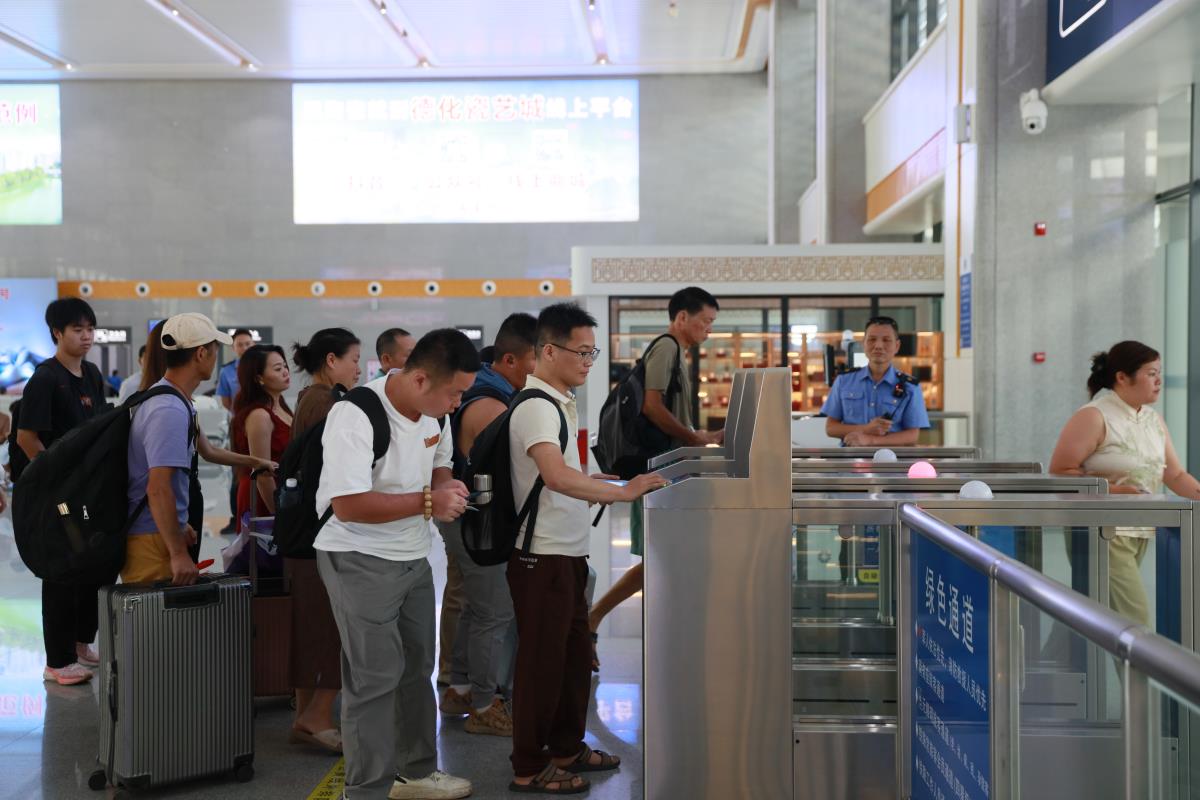 1751429491822315.jpg 旅客排队检票乘车 姚逸 摄.JPG