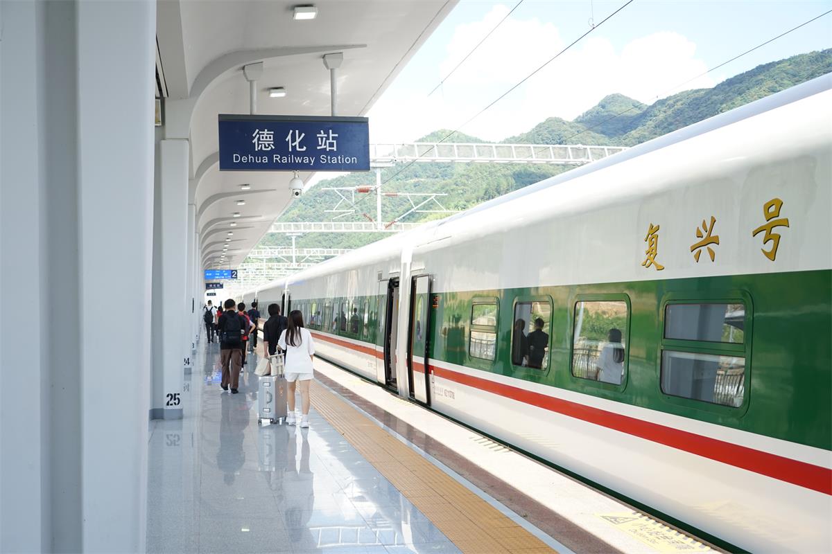 1751429468307754.jpg 首趟德化直达福州列停靠在站台 姚逸 摄.JPG