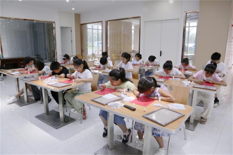 1756200659473836.jpg 睢宁:农家书屋“绘”出爱国情 烧箔画里传红色薪火723.jpg
