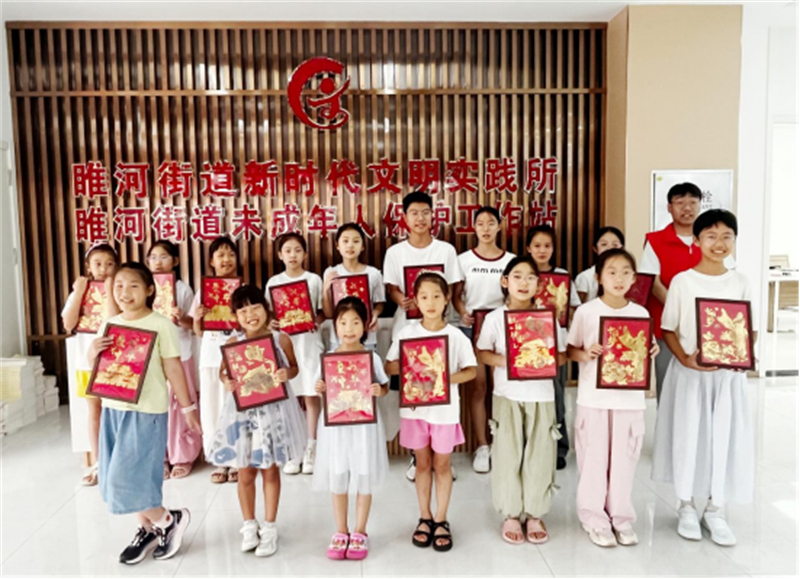 1756200665330430.jpg 睢宁:农家书屋“绘”出爱国情 烧箔画里传红色薪火868.jpg
