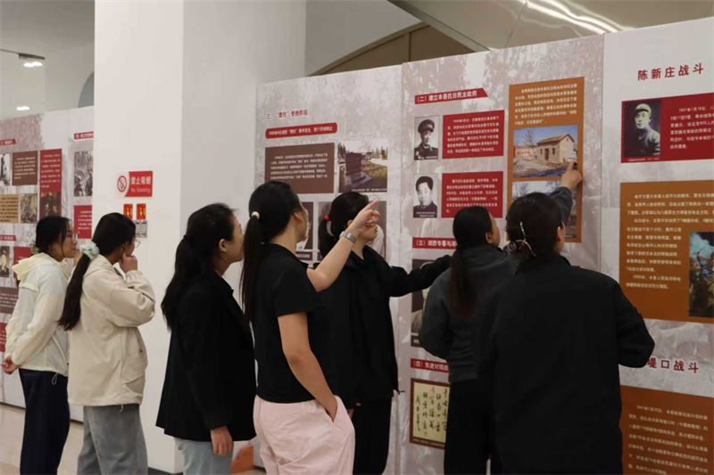 1757572329309269.jpg 丰县史志办与图书馆联袂举办纪念抗战胜利80周年图文展.jpg