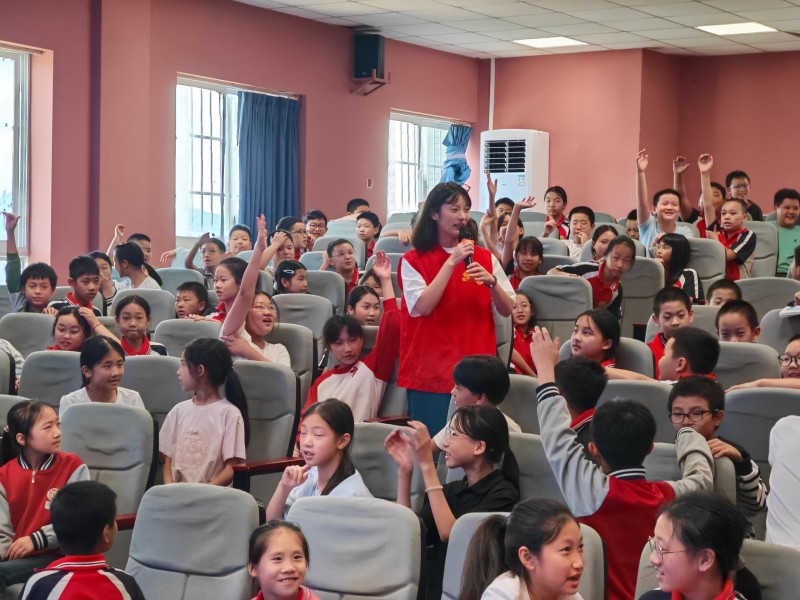 1758873702354549.jpg 学生互动.jpg