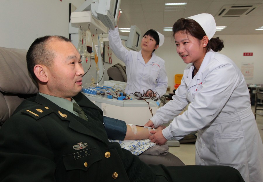 2013年2月20日，王晓在郑州警备区服现役期间到河南省红十字血液中心郑州市大学路捐血屋进行第57次无偿献血.jpg