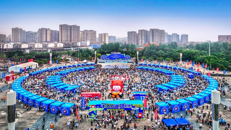 1765420470450328.jpg 6月4日在大竹举办的“千人万面嗨起来”2025年大竹肉丁面主题消费活动现场.jpg