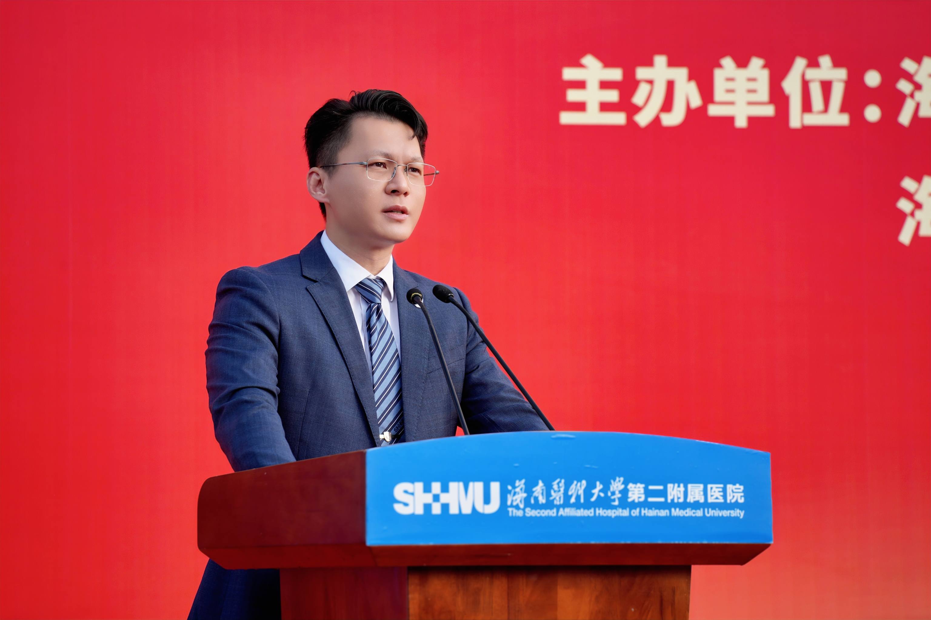 1765638667439115.jpg 海医二院陈焕雄副院长主持.jpg