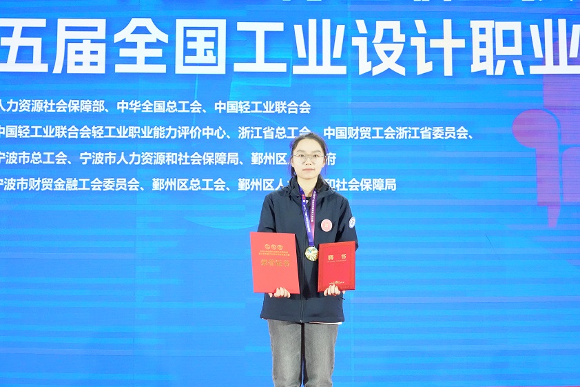 汤婕.jpg