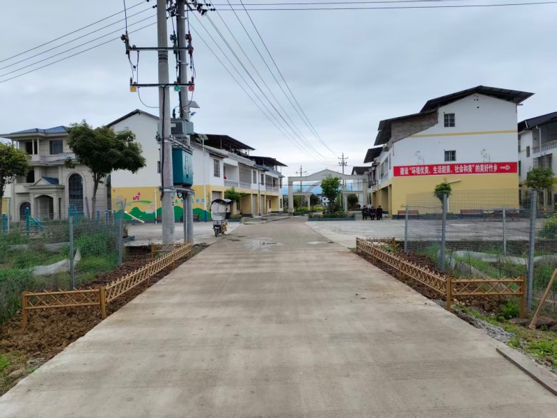 1775612683271181.jpg 绿水村居民区栽种向日葵-官父元.jpg