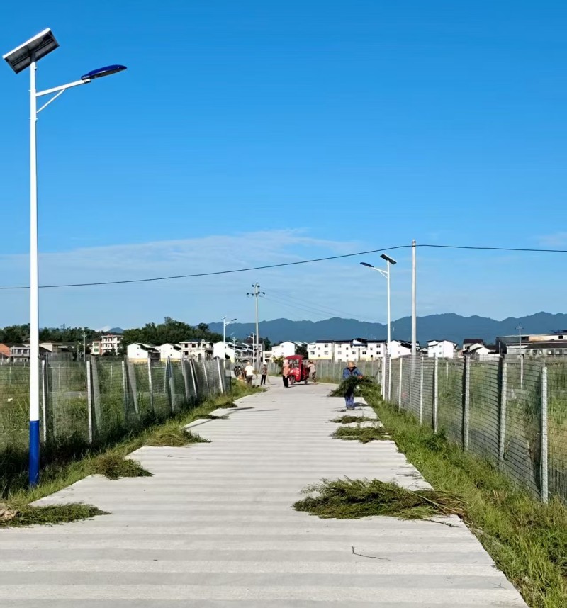 1775612690892862.jpg 绿水村新农村稻虾基地村民打扫道路杂草-官父元.jpg