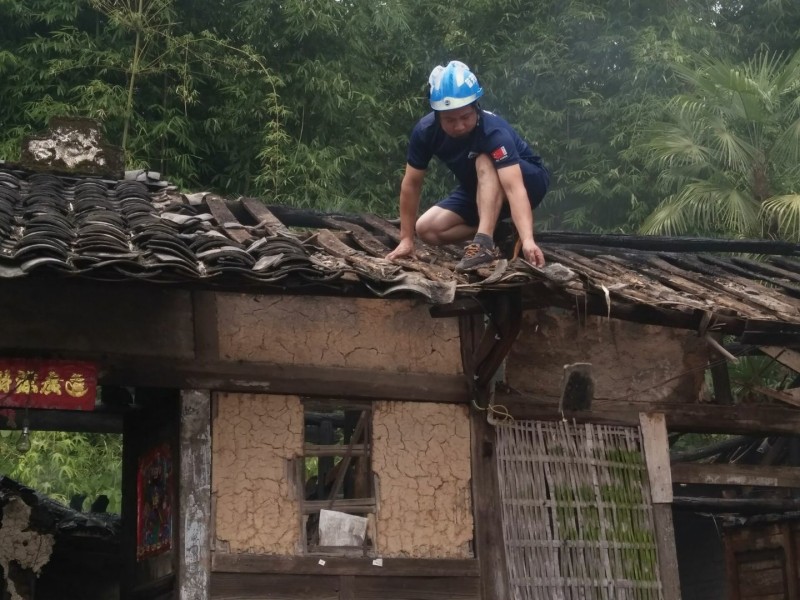 2帮助村民修缮屋顶.jpg