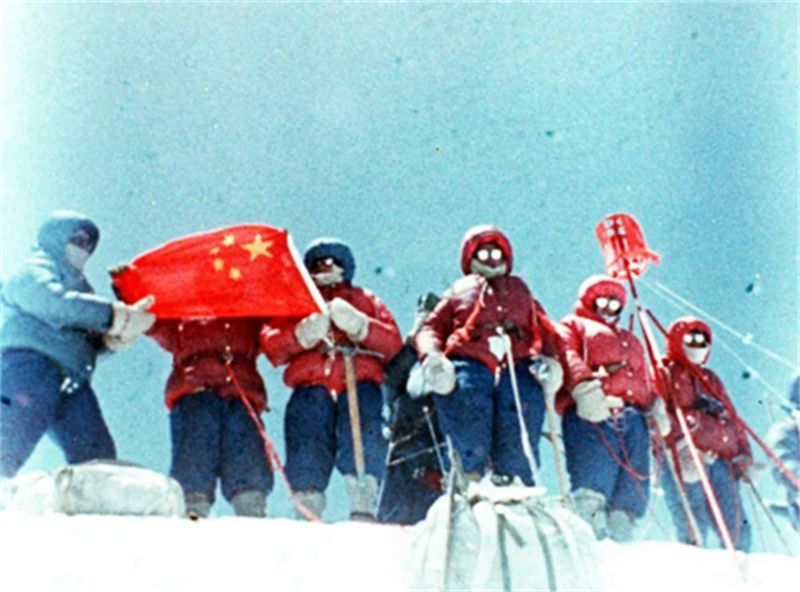 1779423435610329.jpg 波司登50周年丨半个世纪登峰路 一部精神传承史1469.jpg