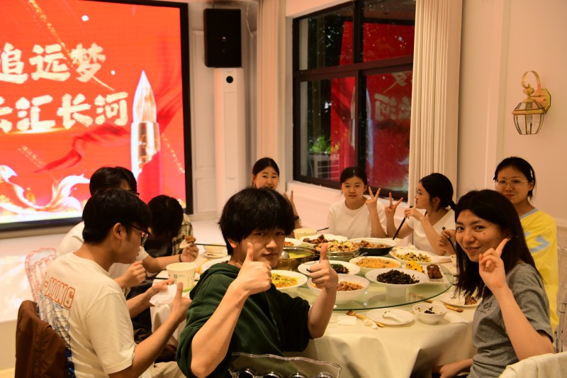 1781056131709624.jpg 3考生在统一就餐点用餐.jpg