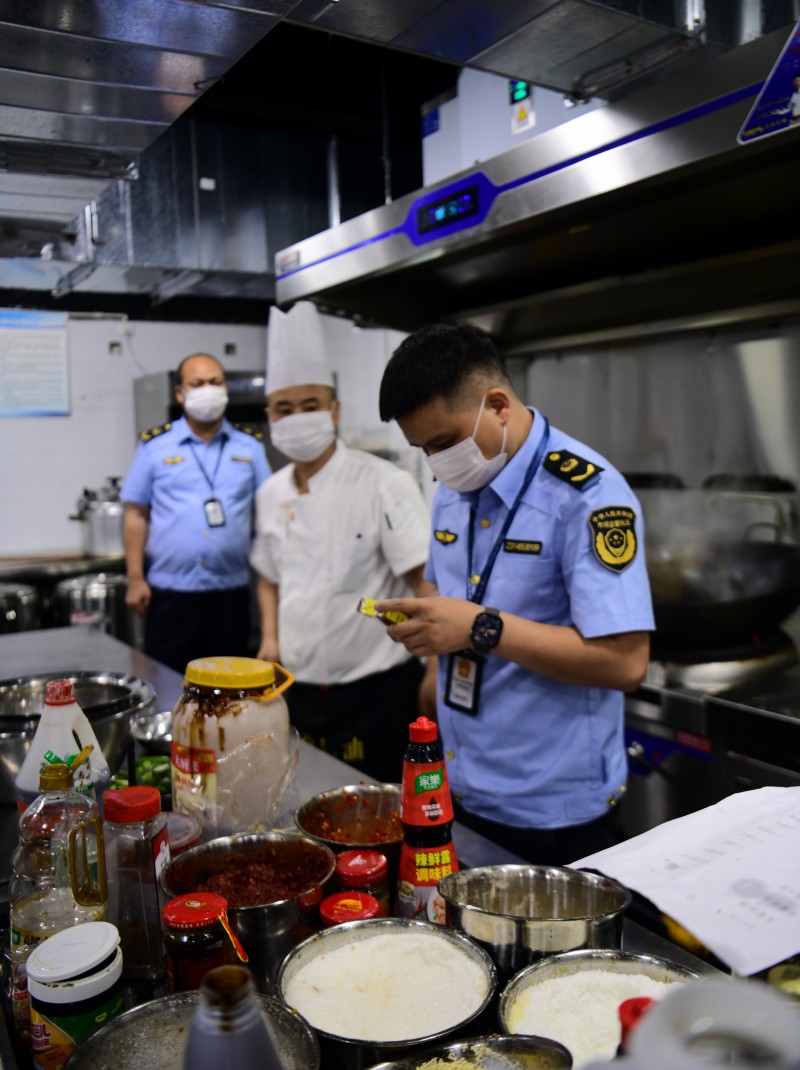 1781056123551955.jpg 1工作人员检查用餐点食品安全.jpg