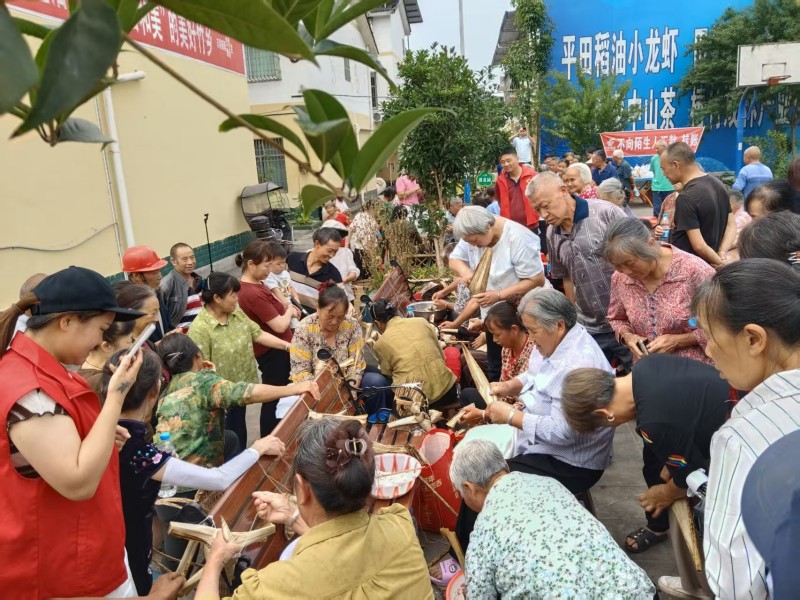 1782443904804501.jpg 包粽子活动现场.jpg