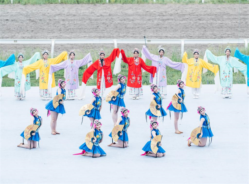 1782701214806007.jpg 江苏泰州:戏曲折扇舞蹈亮相天马文化旅游节.jpg