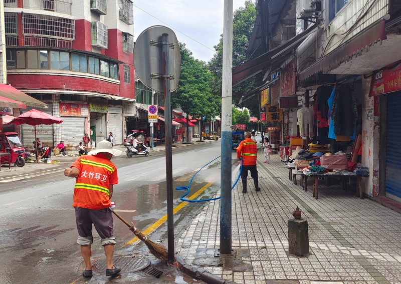 1783391415565366.jpg 6月30日,县综合执法局环卫所冲洗街道2.jpg