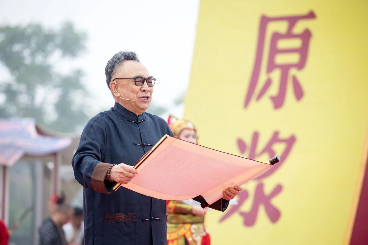 1784019876861959.jpg 图丨鲍国安在2018年古井秋酿大典朗诵《短歌行》.jpg