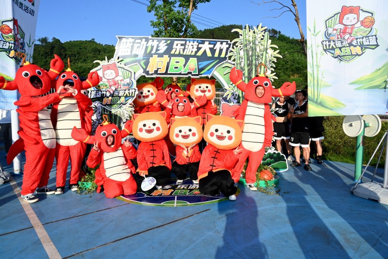 吉祥物打卡活动（曹芮铭摄）.JPG