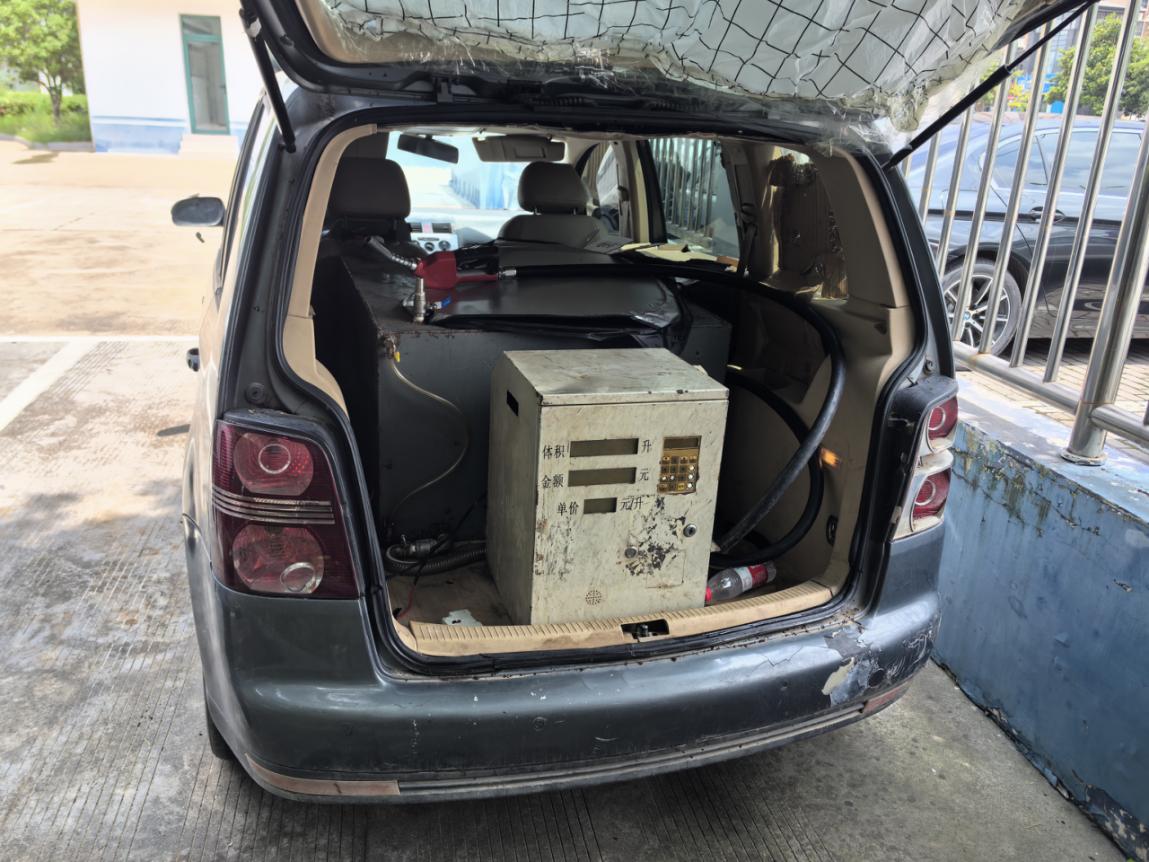 1784689890150100.jpg 淮安重拳整治成品油市场:两辆非法流动加油车被查,罚没汽油500升.jpg