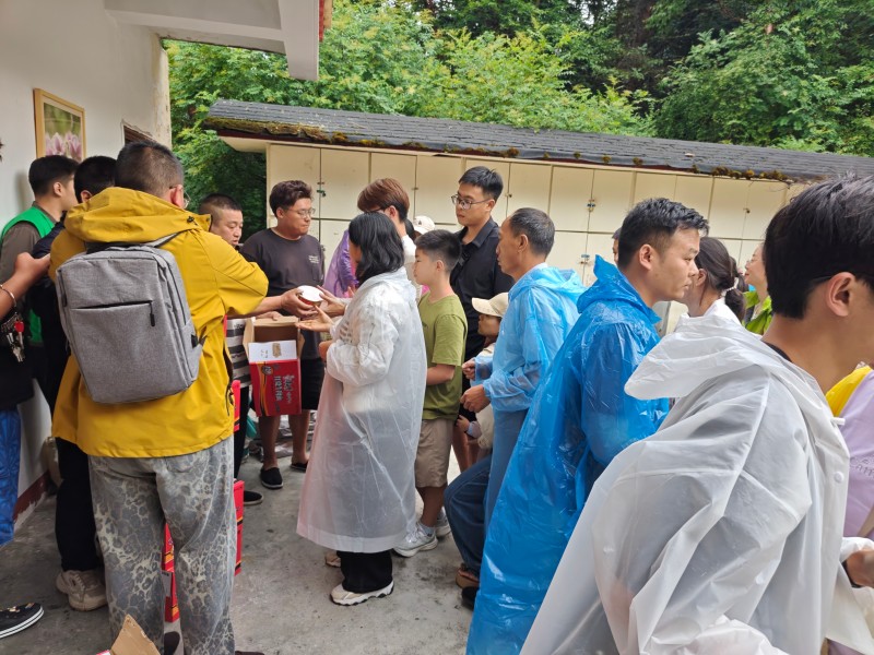 1785136775886017.jpg 长海保护站工作人员发放方便面1.jpg