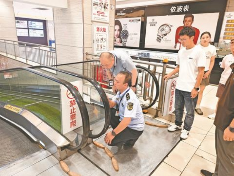 1785809689136107.jpg 工作人员对商场自动扶梯进行安全“体检”。 (大竹县市场监督管理局供图).jpg
