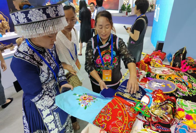 1785809561313802.jpg 宣汉非遗刺绣走进展会.jpg