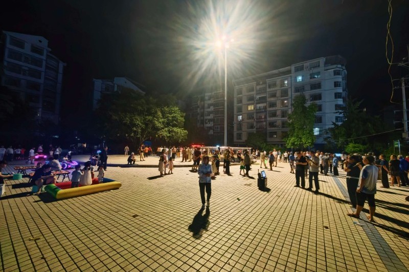 1787276153402321.jpg 路灯装好之后的夜间广场.jpg