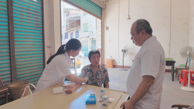3涵水镇、白衣镇卫生院送医上门 (1).jpg