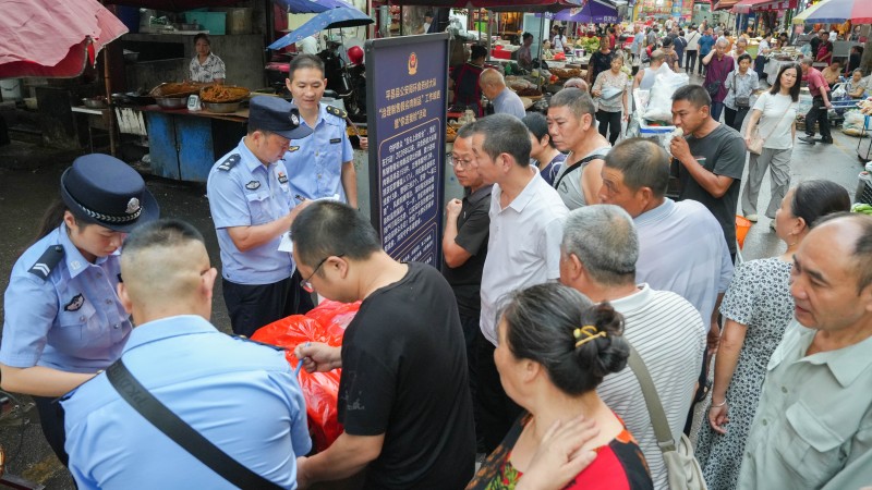 1787891139801887.jpg 3活动现场,不少买菜市民主动参与送检。.jpg