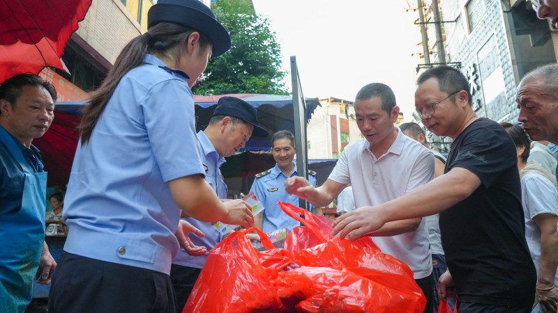 1787891145732625.jpg 4活动现场,不少买菜市民主动参与送检。 (2).jpg