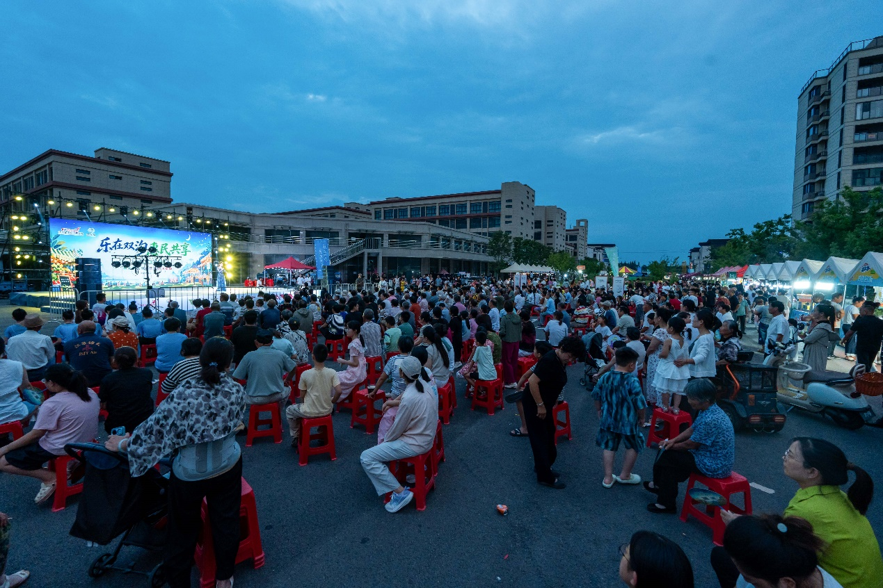 (双沟镇“乐在双沟·惠民共享”群众文化晚会暨乐购消费季活动现场座无虚席。 刘皓升 摄) 配图4