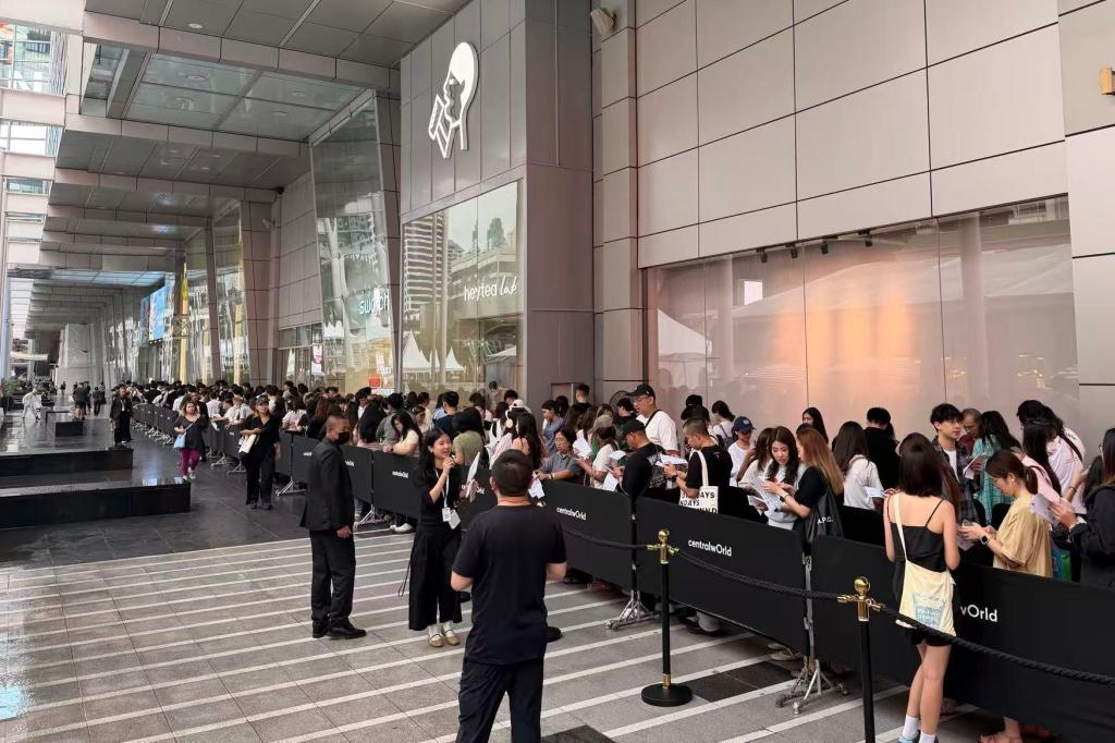 (图:喜茶泰国首店开业,泰国消费者排队购买)