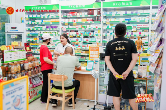 当专业服务从机构下沉到社区,当被动等待变为主动抵达,健康便不再需要刻意安排,而是成为日常生活里自然生长的一部分。三百余年,北京同仁堂始终恪守“同修仁德,济世养生”的初心,从药柜到社区,从等客上门到主动走近,当消费者在家门口感受到专业与温度,品牌便不只是货架上的名字,而是生活中可以托付的陪伴。首季收官,不是终点,而是为下一程蓄力。北京同仁堂将继续以百年匠心,将专业健康服务带向更多城市、更多街角。 配图4