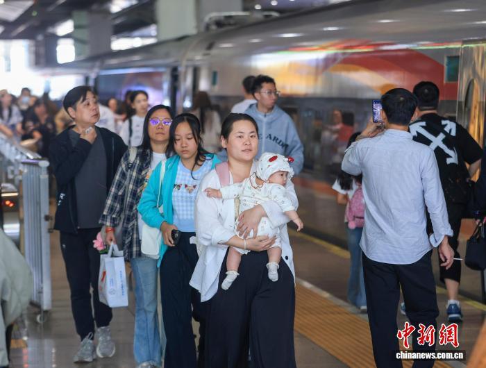 国庆假期中国跨区域人员流动量料达21.44亿人次