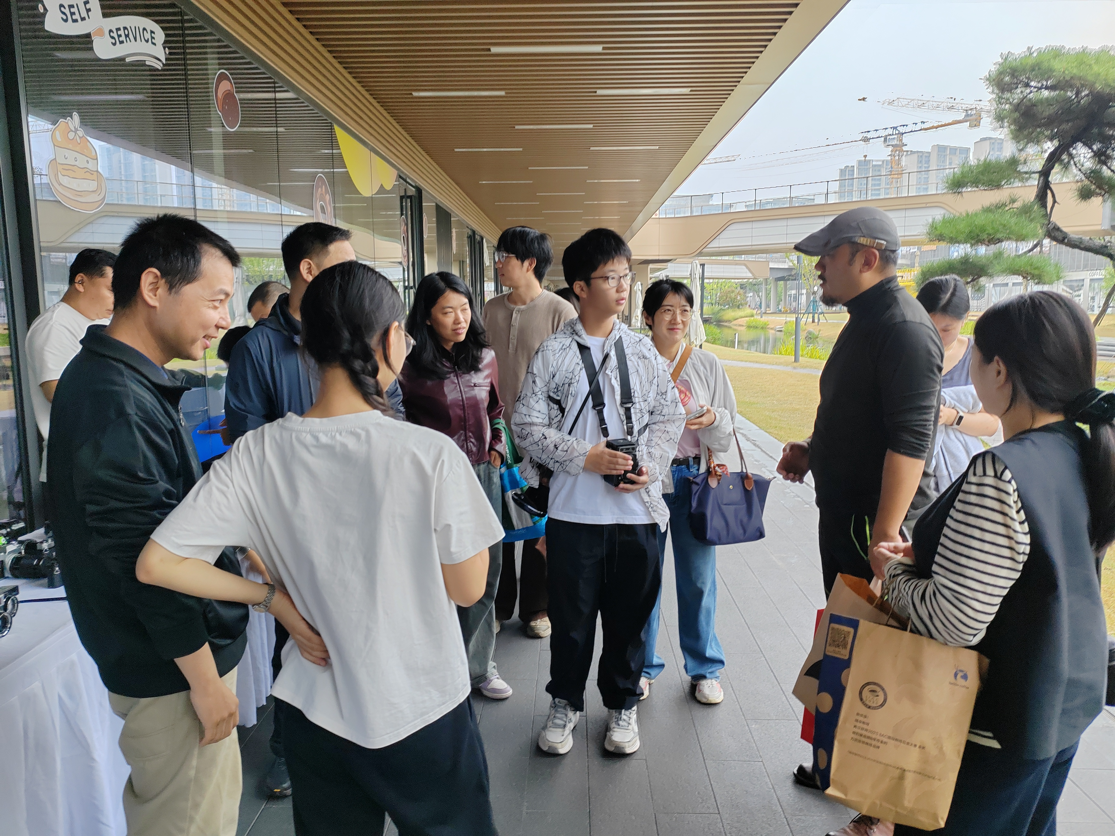 西安高新区摄影家协会会长李婷介绍,此次文化活动以“高新拾光”为核心主题,鼓励广大影像创作者聚焦高新城市建设、生态风貌、人文烟火与民生百态,用细腻镜头发掘高新之美、记录高新之变、传播高新之声。 配图3