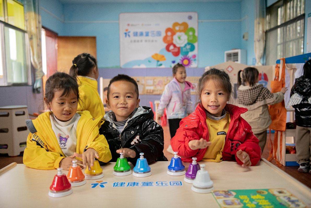 图说:孩子们在健康童乐园玩游戏