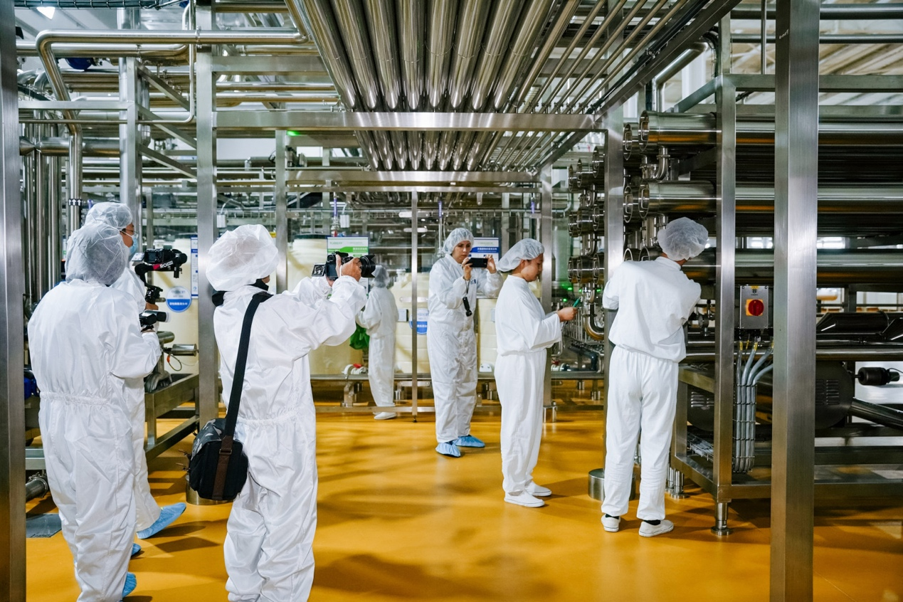 (外媒记者参观飞鹤(宁夏)生物科技乳品有限公司生产线) 配图2