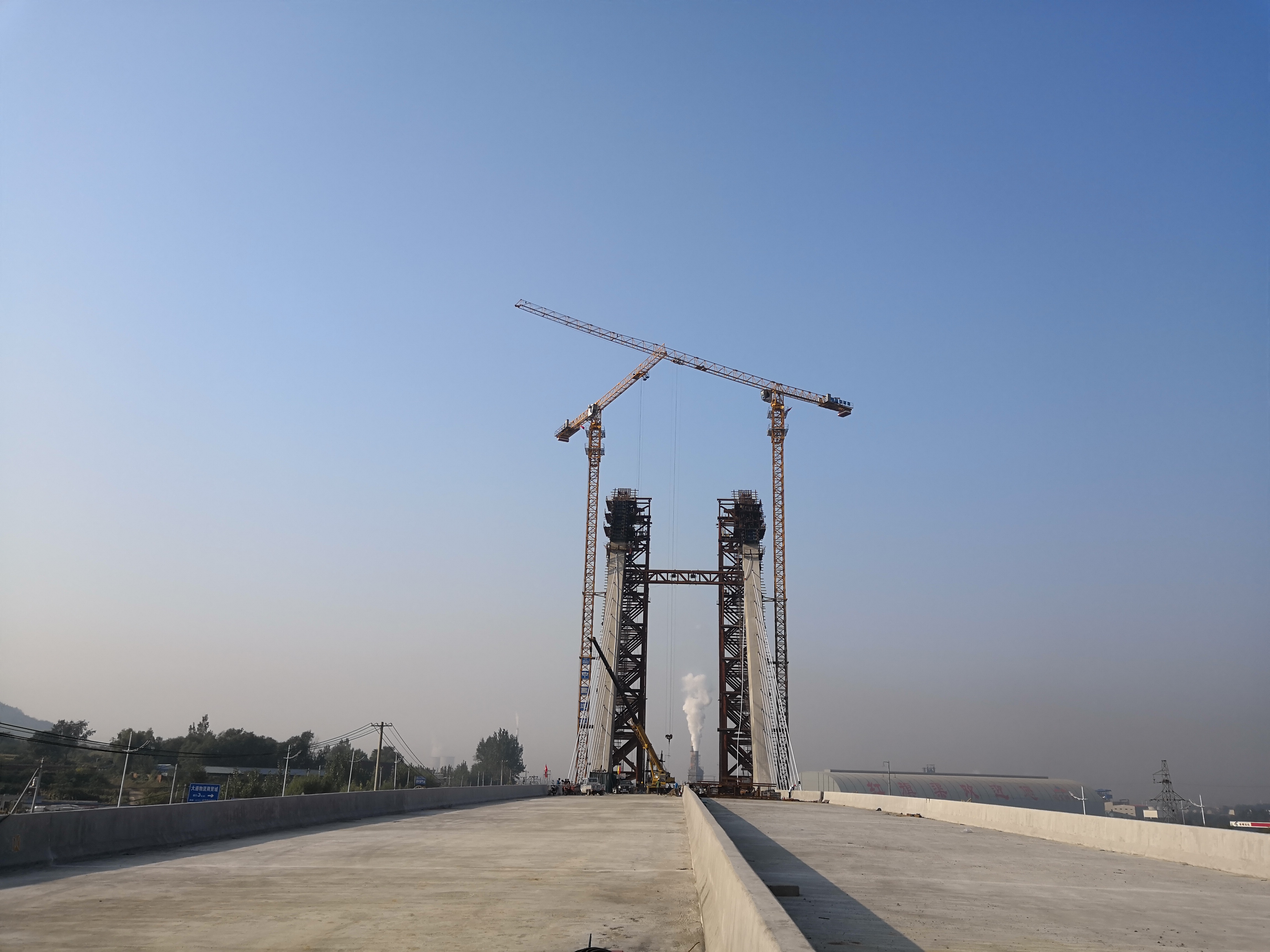 中建路桥林州项目第一道横梁劲性骨架安装完成