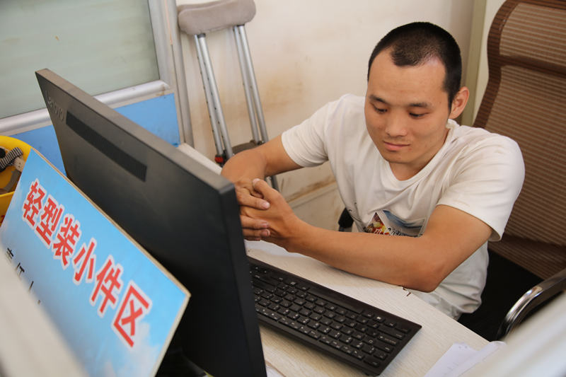 汝州贫困户王向东:靠双手"画"出幸福生活