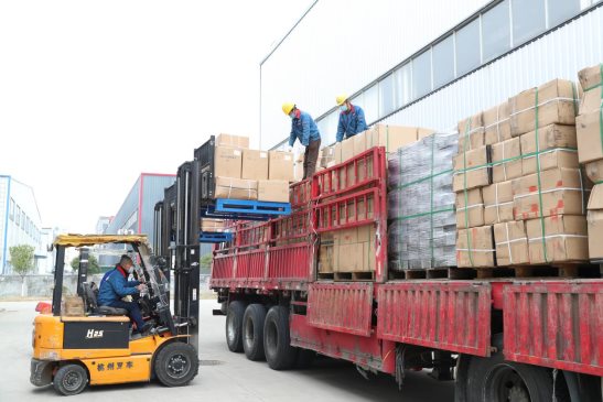 百胜智能厂区员工正在装卸原材料