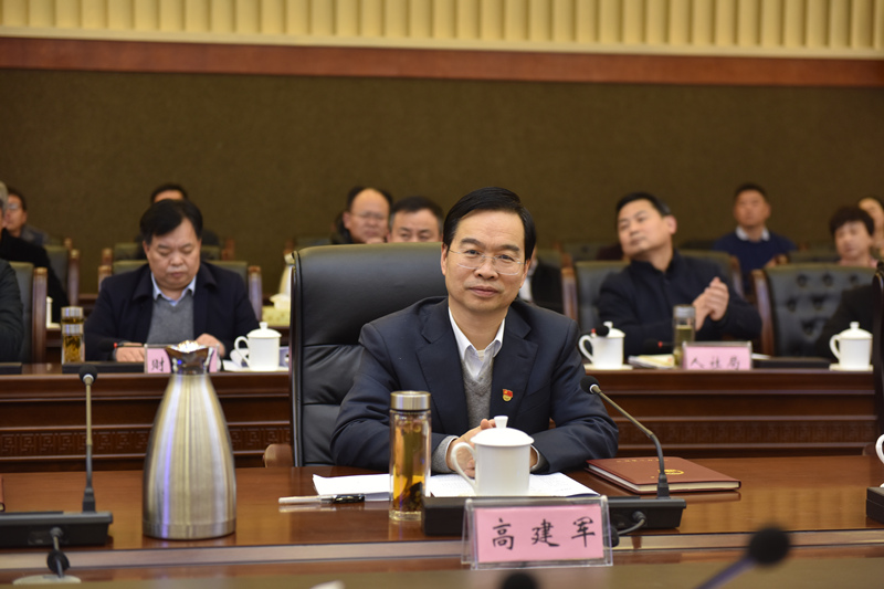 图为:市长,市法治政府建设领导小组组长高建军出席会议并向考核组汇报