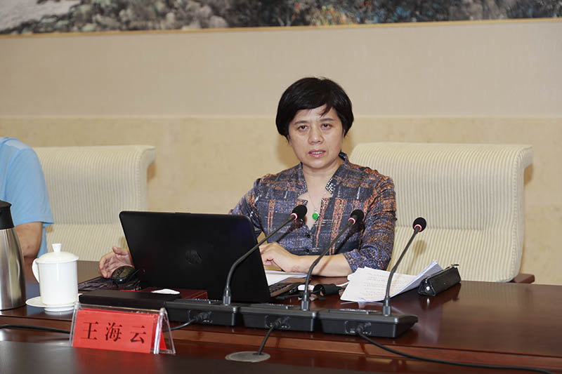 图为:河南省司法厅副厅长王海云以《全面推进依法治国 聚焦法治政府