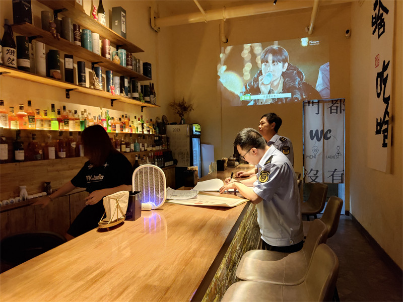 江苏省江阴市市场监管局要塞分局开展酒吧专项整治行动