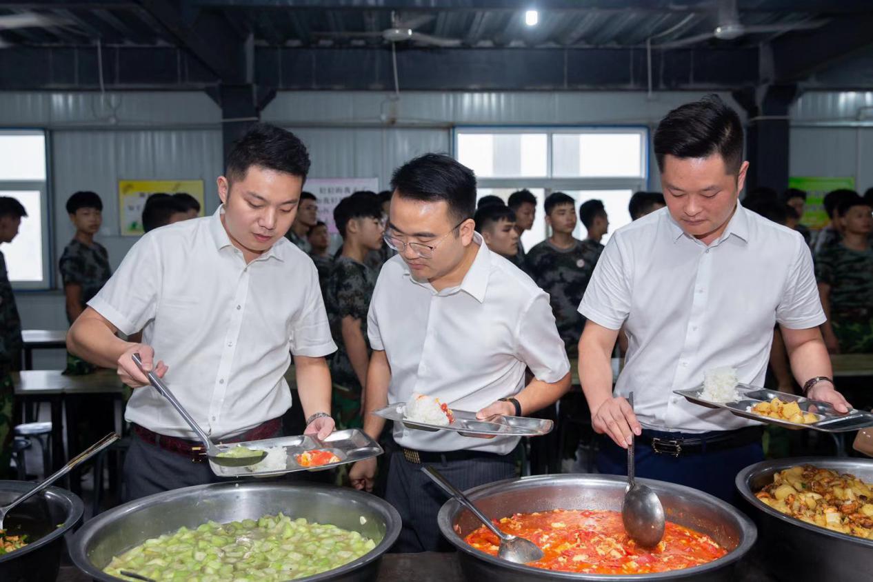 90后青年企业家韩江涛10万元物资爱心助学