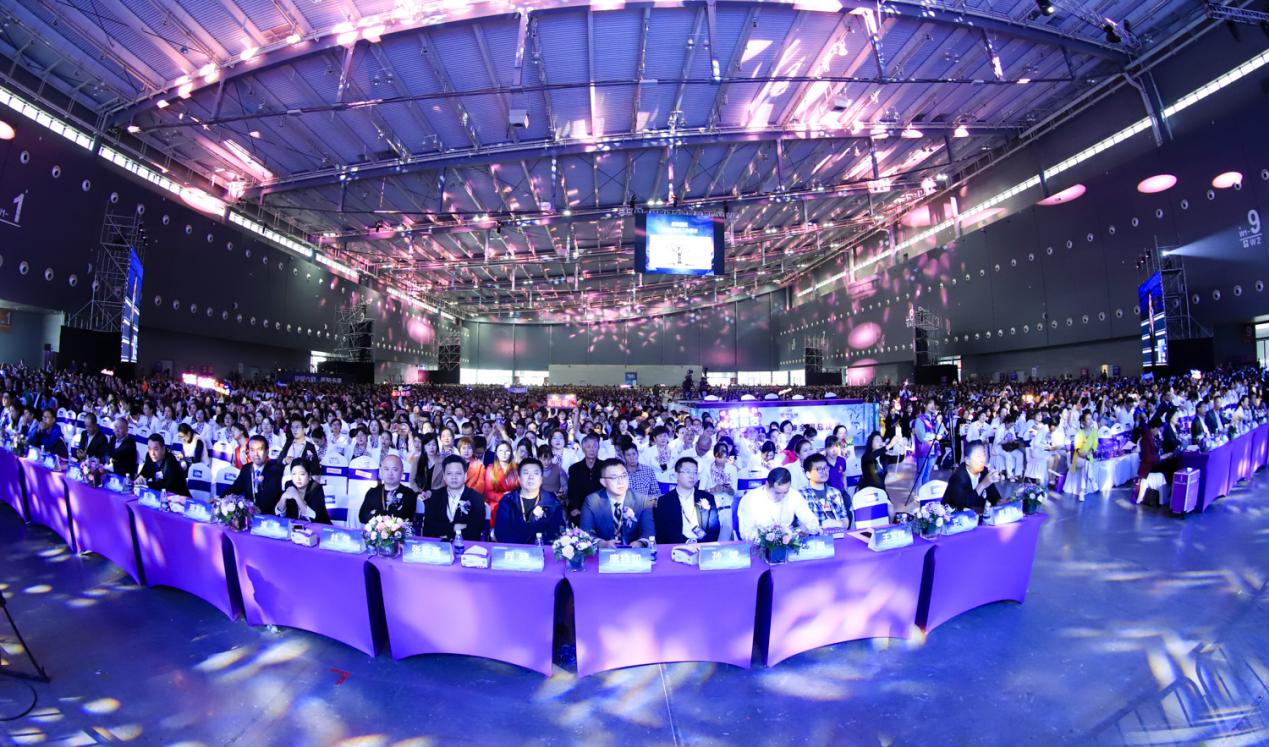 爱善天使集团六周年万人庆典手语老师暖动会场