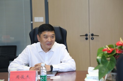 荆门市高新区党工委副书记,掇刀区区长周俊杰在座谈中.