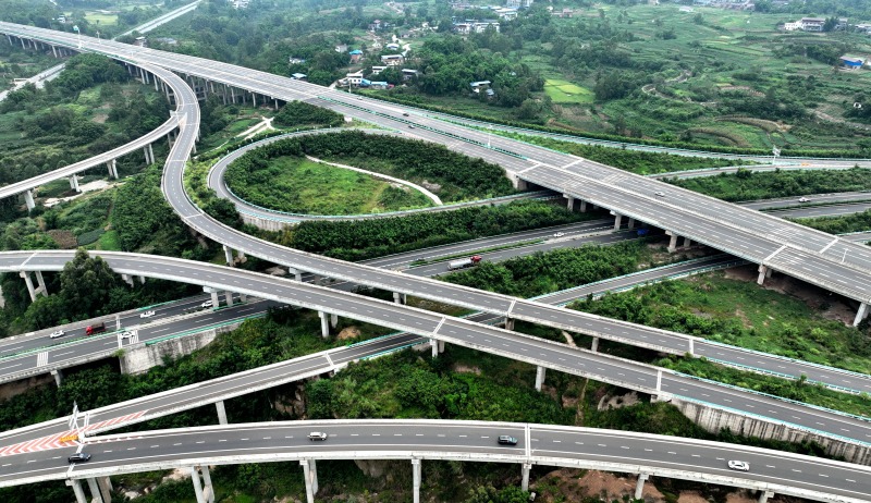 消费日报网>今日关注>旅游资讯>高速公路四通八达,车辆南来北往,川流