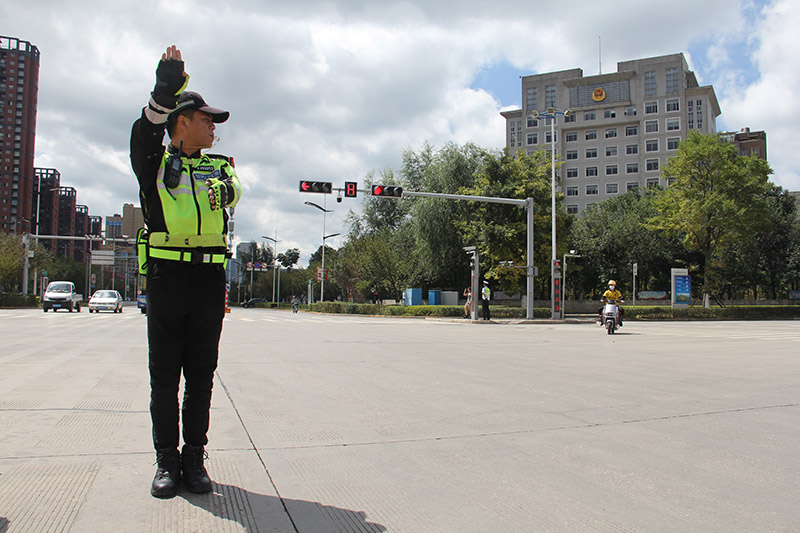曲靖经开交警马路上的风警线